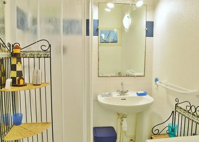 2 Pieces Avec Terrasse, 5 Couchages, - Fr-1-251-227 * Ле-Лаванду